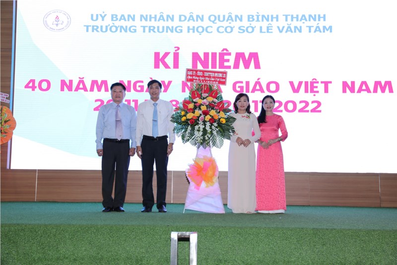 <a href="/nha-truong/truong-thcs-le-van-tam-long-trong-to-chuc-le-ky-niem-40-nam-ngay-nha-giao-viet/ctfull/41504/588511">Trường THCS Lê Văn Tám long trọng tổ chức Lễ<span class=bacham>...</span></a>
