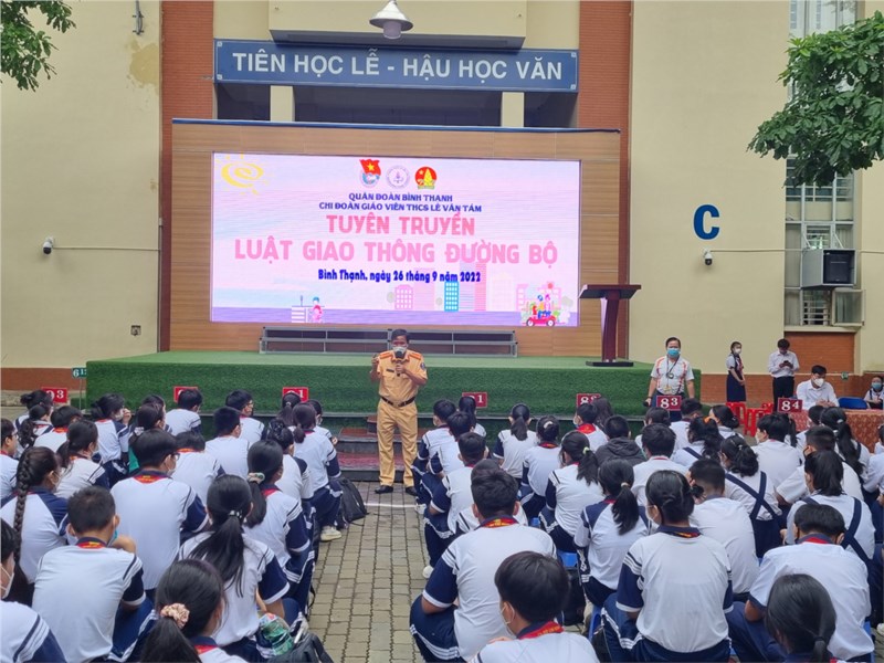 <a href="/chuyen-mon/truong-thcs-le-van-tam-to-chuc-tuyen-truyen-an-toan-giao-thong-cho-can-bo-giao/ctfull/41520/582140">Trường THCS Lê Văn Tám tổ chức tuyên truyền An<span class=bacham>...</span></a>