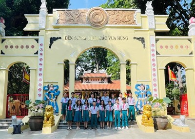 Trường THCS Điện Biên dâng hương, dâng hoa tại Đền tưởng niệm các vua Hùng