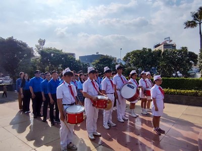 Liên đội Trường Trung học cơ sở Huỳnh Văn Nghệ hát quốc ca tại địa chỉ đỏ